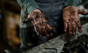 quitar la grasa de la ropa de mecánico y sus manos es un dolor de cabeza