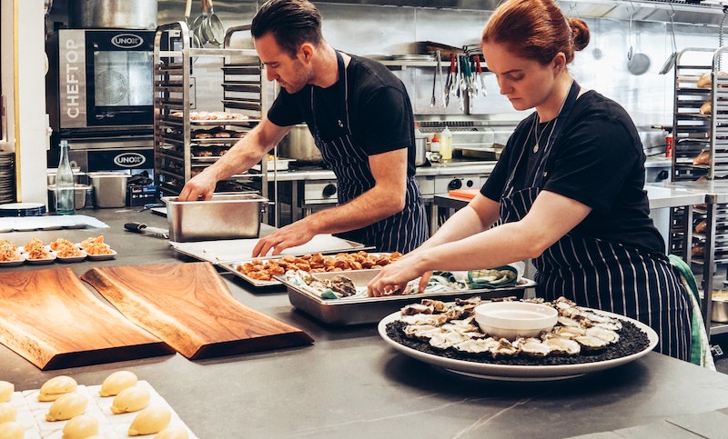 Limpiar la grasa de la cocina después de un día de trabajo debería ser más sencillo