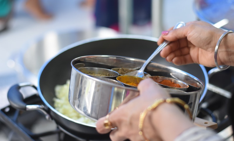 Limpiar la estufa de gas sucia de grasa, restos de comida y