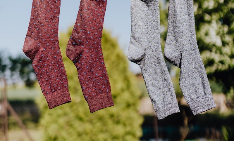 Dejar secar bien las prendas junto con el mejor detergente para ropa evitará los olores