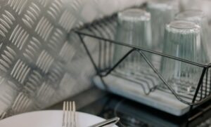 Lavar los platos a mano o la cristalería es un reto para los negocios de hostelería