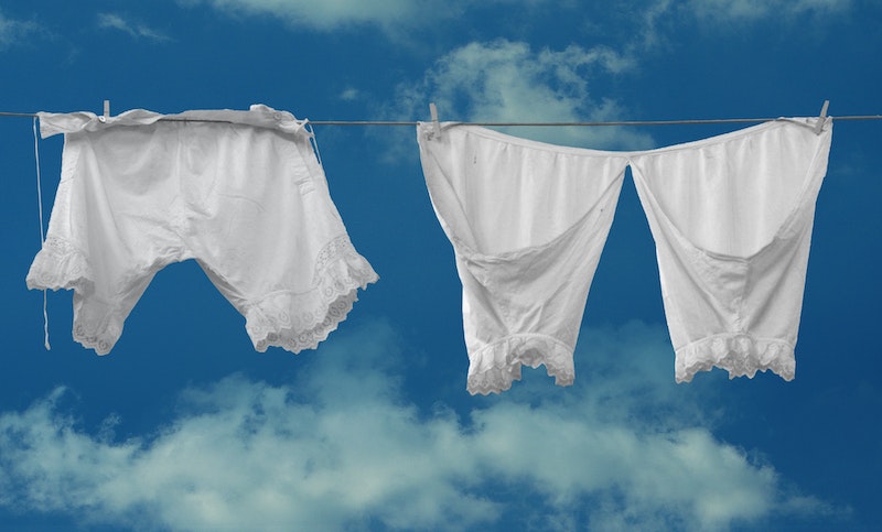 El mejor detergente para ropa del mercado en blanco debería ser ácido