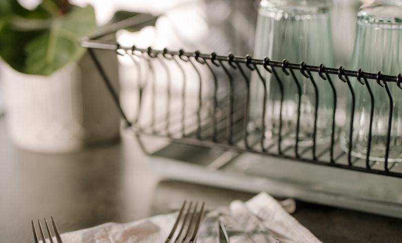 La limpieza de utensilios de cocina efectiva requiere que sigamos una serie de pasos.