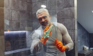 Quitar el moho de la ducha requiere conocer por donde empieza el problema