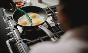limpiar sartenes es casi tan importante como lo que cocinamos en ellas