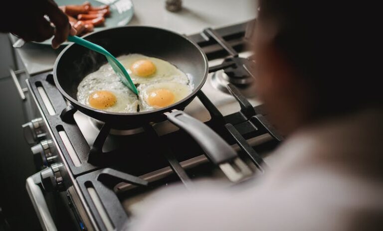 limpiar sartenes es casi tan importante como lo que cocinamos en ellas