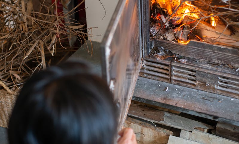 limpiar una chimenea con cuidado y los productos adecuados garantiza muchos años de buen uso
