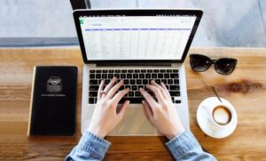 limpiar el teclado de un ordenador debe ser una tarea de máxima prioridad en las oficinas